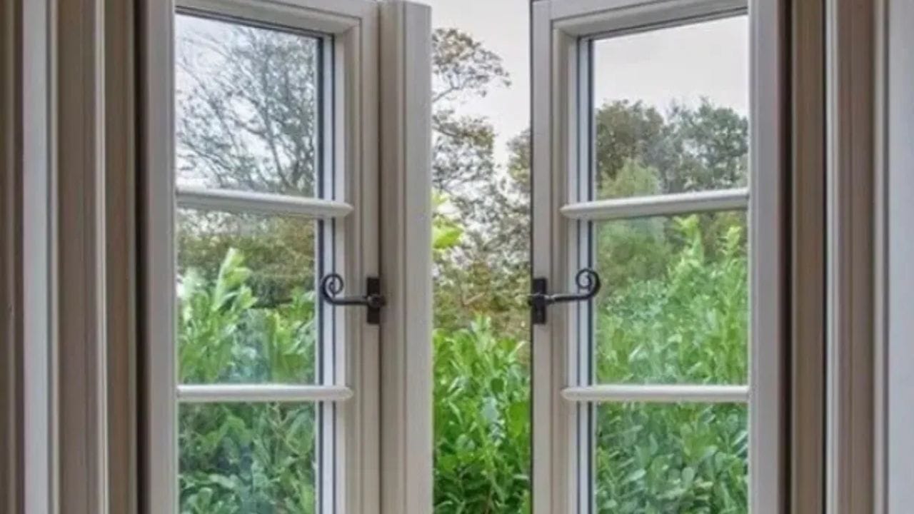 வீட்டிலுள்ள அனைத்து ஜன்னல்களும் தோராயமாக ஒரே உயரத்தில் இருப்பதை உறுதிப்படுத்திக் கொள்ளுங்கள். ஒன்று மிகப் பெரியதாகவும் மற்றொன்று மிகச் சிறியதாகவும் இருக்கக்கூடாது.ஜன்னல்கள் எப்போதும் சுத்தமாகவும், தூசி இல்லாமல் இருக்கவும் வேண்டும்.