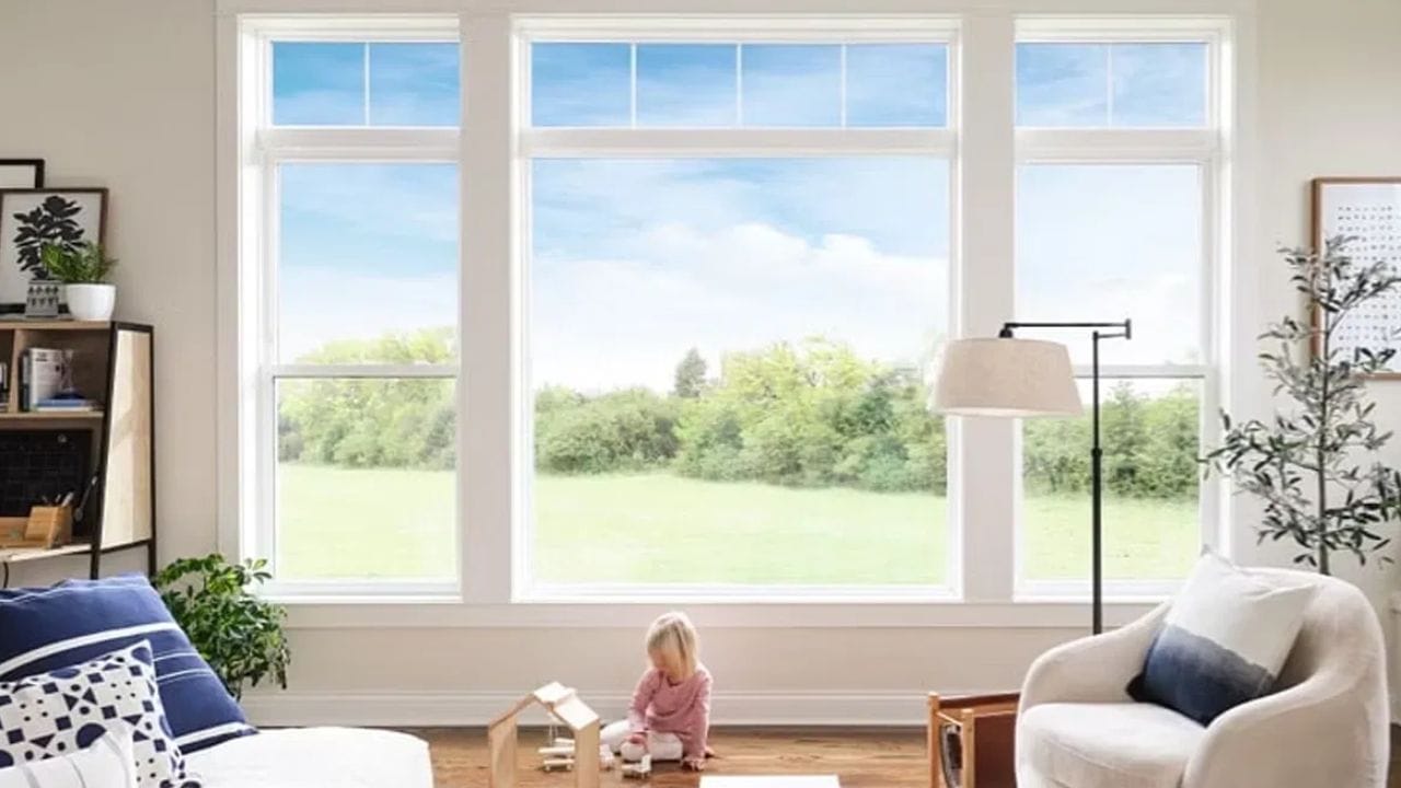 ஜன்னல்களின் திசை உங்கள் வீட்டு உறுப்பினர்களின் ஆரோக்கியத்தையும் செல்வத்தையும் பாதிக்கிறது. இந்த திசைகளில் ஜன்னல்களை வைப்பது காலை சூரிய ஒளி மற்றும் புதிய காற்று வீட்டிற்குள் நுழைய அனுமதிக்கிறது. இது குடும்ப உறுப்பினர்களின் ஆரோக்கியத்தைப் பாதுகாப்பது மட்டுமல்லாமல், வீட்டில் அமைதியான சூழ்நிலையையும் உருவாக்குகிறது. மேற்கு மற்றும் தெற்கு திசைகளில் ஜன்னல்கள் இருந்தால், அவற்றை சிறிய அளவில் வைத்திருப்பது நல்லது.