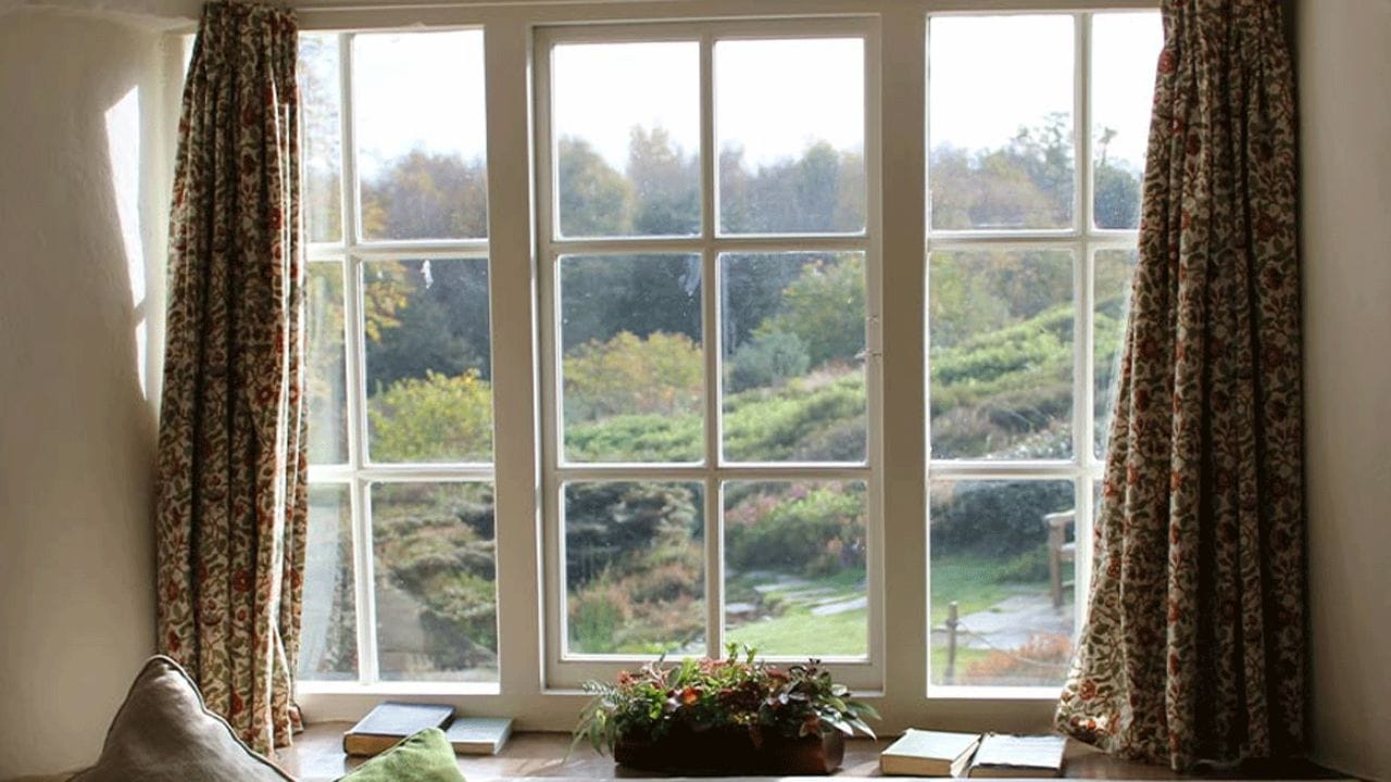 வீடு கட்டும்போது பலர் ஜன்னல்களின் எண்ணிக்கையைக் கவனிப்பதில்லை. ஆனால் வாஸ்துவின் படி, ஒரு வீட்டில் ஜன்னல்களின் எண்ணிக்கை எப்போதும் இரட்டை எண்ணாக இருக்க வேண்டும். 2, 4, 6, 8, 10 போன்ற இரட்டை எண் ஜன்னல்கள் இருப்பது வீட்டில் நேர்மறையை அதிகரிக்கிறது. 3, 5, 7, 9 போன்ற ஒற்றைப்படை எண் ஜன்னல்கள் இருந்தால், வீட்டில் எதிர்மறை ஆற்றல் விரைவாகக் குவியும் என்று வாஸ்து நிபுணர்கள் எச்சரிக்கின்றனர்.