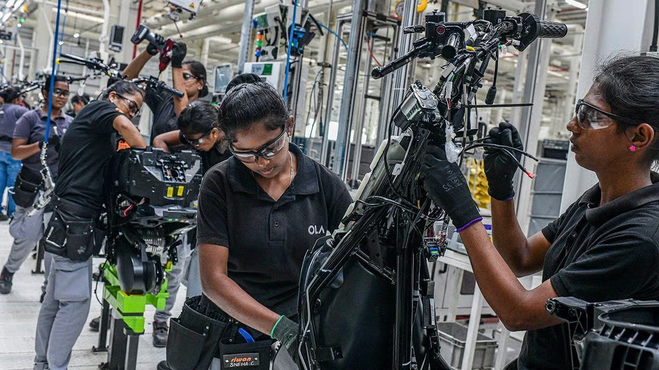 அந்த ஆய்வின் முடிவுகளில், பெண்கள் பணிபுரிவதற்குச் சிறந்த நகரங்களின் 'முதல் 10' பட்டியல் இடம்பெற்றிருந்தது. இதன் அடிப்படையில், பெங்களூரு முதல் இடத்தையும், சென்னை இரண்டாம் இடத்தையும் பிடித்தன. புனே, ஹைதராபாத் மற்றும் மும்பை ஆகிய நகரங்கள் மூன்று முதல் ஐந்து வரையிலான இடங்களைப் பிடித்தன. பெண்களுக்கு வேலைவாய்ப்புப் பயிற்சி மற்றும் முகாம்களை ஏற்பாடு செய்யும் 'அவதார் குரூப்' இந்த ஆய்வை முன்னின்று நடத்தியது. இந்தியா முழுவதும் உள்ள 125 நகரங்களில் நடத்தப்பட்ட ஆராய்ச்சி மற்றும் மதிப்பீடுகளின் அடிப்படையில், பெண்கள் பணிபுரிவதற்குச் சிறந்த முதல் 10 நகரங்களின் பட்டியல் தொகுக்கப்பட்டது.