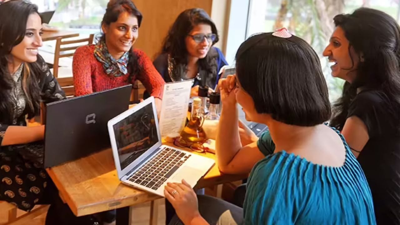 பெண்களுக்கான சிறந்த சமூக உள்கட்டமைப்பு, வாழ்க்கைத் தரம், பாதுகாப்பு, வேலைவாய்ப்பில் பெண்களின் பிரதிநிதித்துவம் மற்றும் அதிகாரமளித்தல், மற்றும் தொழில்துறைக்கு பெண்களின் பங்களிப்பு போன்ற காரணிகளை மதிப்பிட்டு இந்த ஆய்வு நடத்தப்பட்டது. பெங்களூரு இந்த அனைத்துக் காரணிகளுக்கும் முன்னுரிமை அளிப்பதால், 53.29 மதிப்பெண்களுடன் முதல் இடத்தைப் பிடித்துள்ளது. பெங்களூரைத் தொடர்ந்து, சென்னை 49.86 மதிப்பெண்களுடன் இரண்டாம் இடத்தைப் பிடித்துள்ளது.