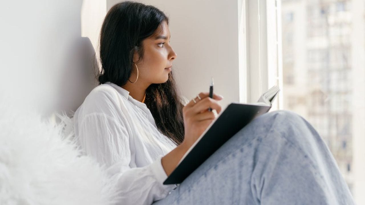 சென்னை 2-வது இடம் இதற்குத்தான்: பணியிடங்களுக்குச் செல்வதற்கான போக்குவரத்து வசதிகள், நகர்ப்புற உள்கட்டமைப்பு, இரவு நேரப் பாதுகாப்பு, பணியிடத்தில் அதிகாரப் பகிர்வு மற்றும் தலைமைப் பொறுப்புகள் ஆகியவற்றில் சென்னையும் பெங்களூருவும் சமமாக இருந்தாலும், தொழில்துறையில் பெண்களின் பங்களிப்பு சென்னையில் இருப்பதை விட பெங்களூரில் அதிகமாக உள்ளது. அதுவே முதல் இரண்டு நகரங்களைத் தேர்ந்தெடுப்பதற்கான முக்கிய துருப்புச் சீட்டாக மாறியது.