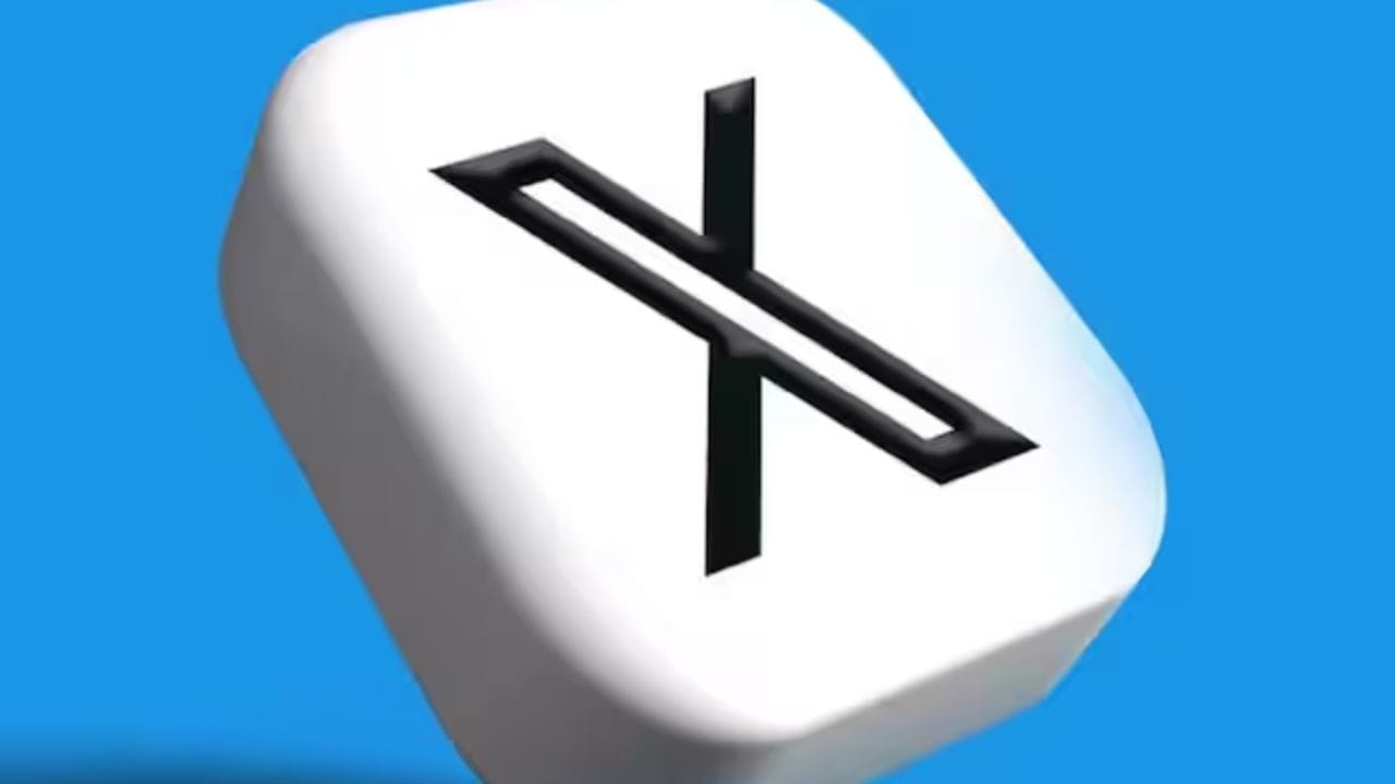 இவ்வாறு தொடர் புகார்கள் எழுந்து வந்த நிலையில், அது இந்திய அரசின் கவனத்திற்கு சென்ற நிலையில், எக்ஸ் நிறுவனத்திற்கு 72 மணி நேரம் கால அவகாசம் வழங்கி நோட்டீஸ் அனுப்பியது. அதாவது, பயனர்களின் தனியுரிமை மற்றும் கண்ணியத்தை மீறும் வகையில் சித்தரிக்கப்படும் புகைப்படங்கள் குறித்து நடவடிக்கை எடுக்க உத்தரவிடப்பட்டு இருந்தது.