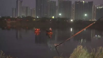 நொய்டாவில் பள்ளத்தில் விழுந்த கார்.. மீட்ட மீட்பு படை!