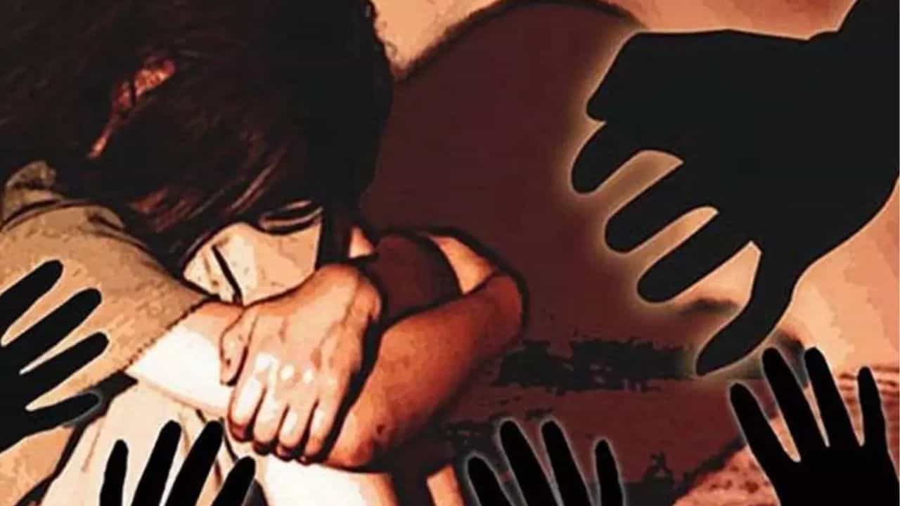 தூக்க மாத்திரை சாப்பிட்டதால் மயங்கிய இளம் பெண்.. அத்துமீறிய கள்ளக்காதலன்.. பெற்ற தாயின் வக்கிர செயல்! தூக்க மாத்திரை சாப்பிட்டதால் மயங்கிய இளம் பெண்.. அத்துமீறிய கள்ளக்காதலன்.. பெற்ற தாயின் வக்கிர செயல்!