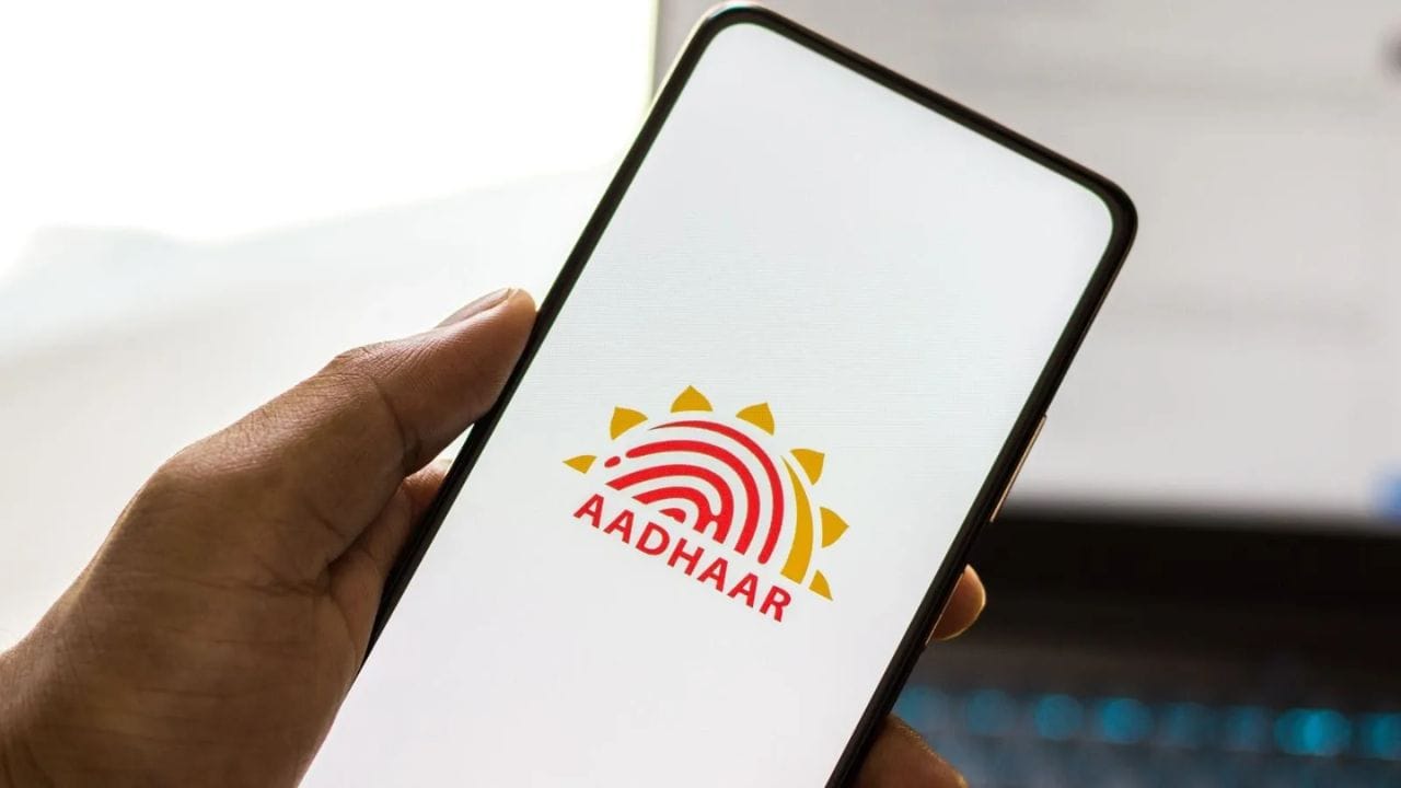 இவ்வாறு நீங்கள் ஆதார் விவரங்களை லாக் செய்யும் பட்சத்தில் விர்சுசல் ஐடியை பயன்படுத்தலாம். விர்சுவல் ஐடி என்பது ஆதார் உடன் இணைக்கப்பட்ட தற்காலிக 16 இலக்க எண் ஆகும். இதனை ஆக்டிவேட் செய்ய ஆதாரின் அதிகாரப்பூர்வ இணையதளமான UIDAI-க்கு செல்ல வேண்டும். 