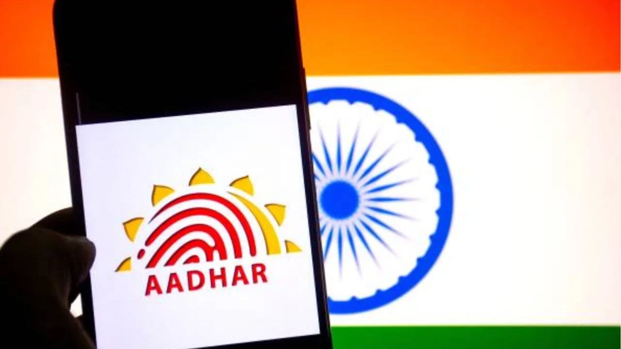 அங்கு கொடுக்கப்பட்டுள்ள எனது ஆதார் என்ற ஆப்ஷனை கிளிக் செய்ய வேண்டும். அதில் உள்ள ஆதார் லாக் அல்லது அன்லாக் என்று உள்ள ஆப்ஷனை கிளிக் செய்ய வேண்டும். அங்கு உங்கள் ஆதார் எண், முழுப் பெயர் மற்றும் பின் கோடை பதிவிட வேண்டும். இதற்கு பிறகு உங்கள் மொபைல் எண்ணுக்கு வரும் ஓடிபியை உள்ளிட்டு மிக சுலபமாக உங்கள் ஆதார் விவரங்களை லாக் செய்துக்கொள்ளலாம். 