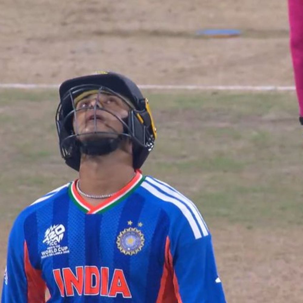 2026 டி20 உலகக் கோப்பையில் இந்திய பேட்டிங்கின் மிகப்பெரிய ஆயுதமாக கருதப்பட்டார். முன்னதாக, இந்த உலகக் கோப்பையில் அமெரிக்காவிற்கு அணிக்கு எதிரான முதல் போட்டியில் முதல் பந்திலேயே அபிஷேக் சர்மா அவுட்டானார். இப்போது, பாகிஸ்தானுக்கு எதிராகவும் அபிஷேக் சர்மா தனது ரன் எண்ணிக்கையை தொடங்காமலே ஆட்டமிழந்தார்.