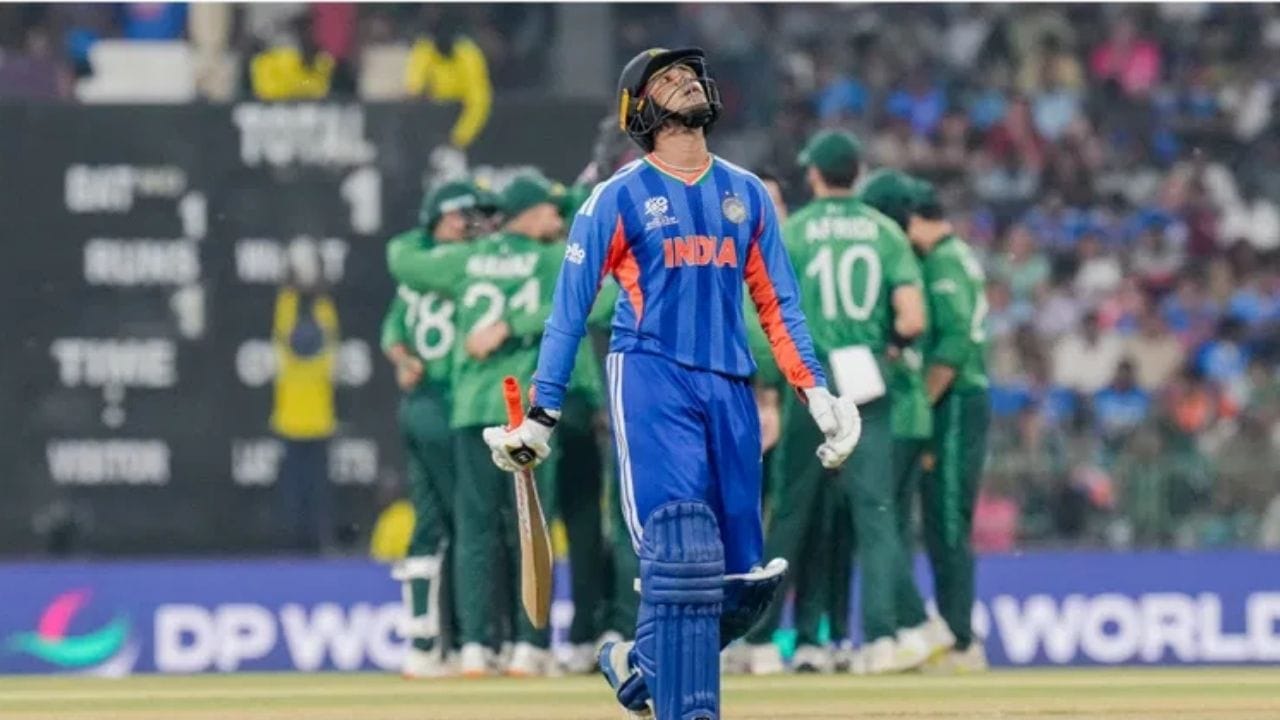 அபிஷேக் சர்மா கடந்த ஆறு இன்னிங்ஸ்களில் நான்கு முறை டக் அவுட் ஆகியுள்ளார். அதில் இரண்டு முறை இந்த உலகக்கோப்பை டக் அவுட்டாகி வெளியேறியுள்ளார். இதற்கிடையில் வயிற்றில் ஏற்பட்ட தொற்று காரணமாக நமீபியா அணிக்கு எதிரான ஒரு போட்டியிலும் அவர் விளையாடவில்லை.