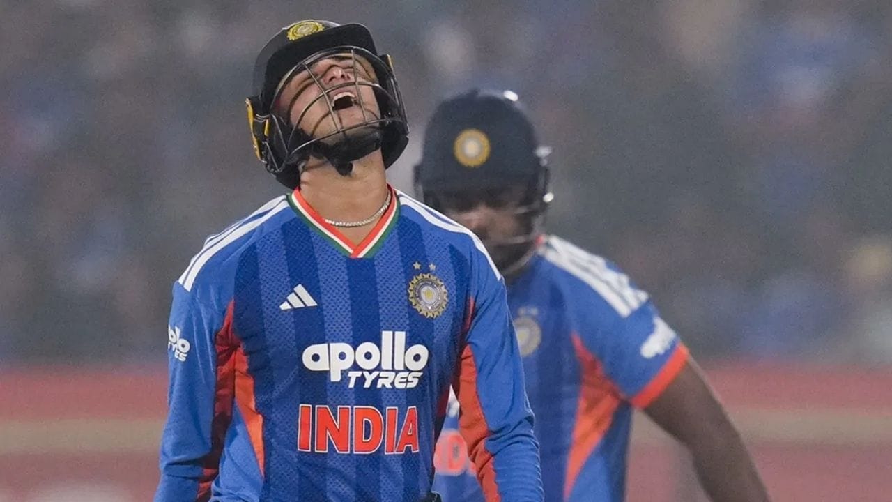 இடது கை ஆட்டக்காரரான அபிஷேக் சர்மா, ஆரம்பத்தில் இருந்து சிக்சர், பவுண்டரிகளாக அடிப்பது அவரது ஸ்டைல். இதனால் அவர் கடந்த 18 போட்டிகளில் டி20 சர்வதேச தரவரிசையில் முதலிடத்தில் உள்ளார். ஆனால் சமீபத்திய இன்னிங்ஸ்களில் அதே அதிரடியாக ஆட முயன்று தனது விக்கெட்டுகளை பறிகொடுத்து வருகிறார். இதனால் அவர் வருகிற சூப்பர் 8 போட்டிகளில் அணியில் இடம் பெறுவாரா என்ற சந்தேகம் ஏற்பட்டுள்ளது.