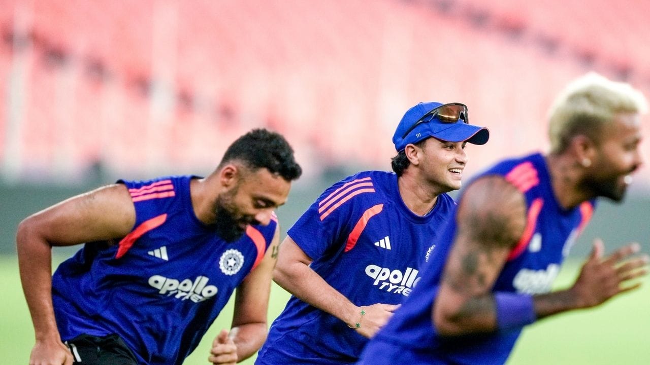 இந்த நிலையில் ஸ்டார் ஸ்போர்ட்ஸ் வெளியிட்ட வீடியோவில் பேசிய அபிஷேக் சர்மா, நான் பேட்டிங் செய்வதை எப்பொழுதுமே ரசித்து செய்கிறேன். இரண்டு ஆண்டுகளுக்கு முன்பே அழுத்தத்தை எடுத்துக்கொள்வதை நிறுத்திவிட்டேன். என் கட்டுப்பாட்டில் இருப்பதை மட்டுமே நான் கவனிக்கிறேன். பயிற்சி மற்றும் போட்டிக்கான தயாரிப்பில் கவனம் செலுத்துவது தான் முக்கியம் என்றார்.