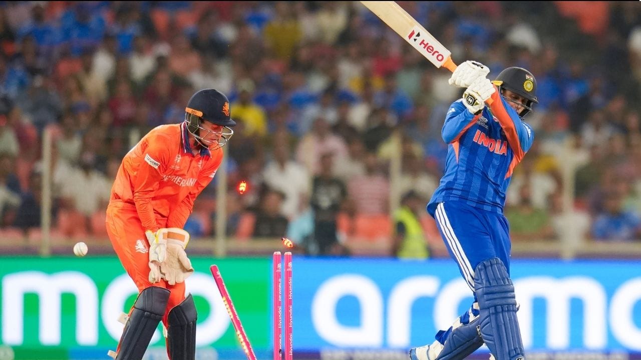 இந்த நிலையில் சூப்பர் 8 சுற்றில் இந்திய அணி தென்னாப்பிரிக்காவை எதிர்கொள்கிறது. இந்த போட்டி அகமதாபாத்தில் உள்ள நரேந்திர மோடி ஸ்டேடியத்தில் வருகிற பிப்ரவரி 22, 2026 அன்று எதிர்கொள்கிறது.