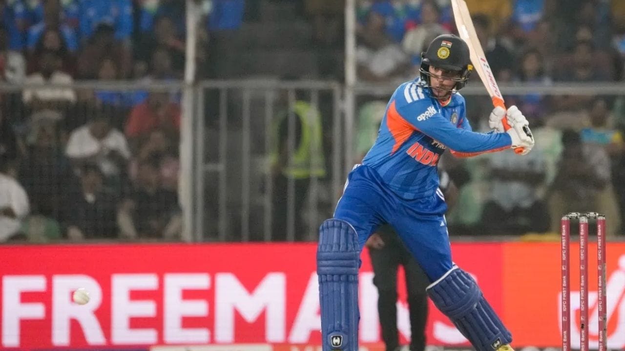 இந்த நிலையில் இதுகுறித்து பதிலளித்த இந்திய அணியின் பேட்டிங் பயிற்சியாளர் சிதான்ஷு கோடக், டி20 போன்ற அதிவேக ஃபார்மட்களில் குறைந்த ரன்களில் அவுட் ஆவது சாதாரண விஷயம். அதை தேவையற்ற அளவில் பகுப்பாய்வு செய்தால், எதிரணி அணியைவிட நாமே அதிகமாக யூகிக்க ஆரம்பித்து விடுகிறோம் என்றார்.