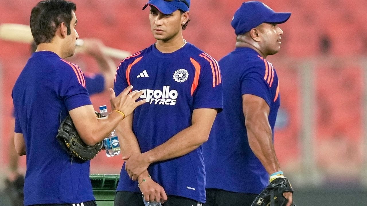 லீக் போட்டிகளில் தொடர்ந்து ரன்கள் எடுக்காமல் வெளியேறிய அபிஷேக் சர்மாவின் ஷாட் தேர்வு மற்றும் திறன் குறித்து விமர்சனங்கள் எழுந்துள்ளன. இந்த நிலையில் அவர் சூப்பர் 8 சுற்றில் தென்னாப்பிரிக்காவுக்கு எதிராக அவர் களமிறங்குவாரா என்ற கேள்வி எழுந்துள்ளது.