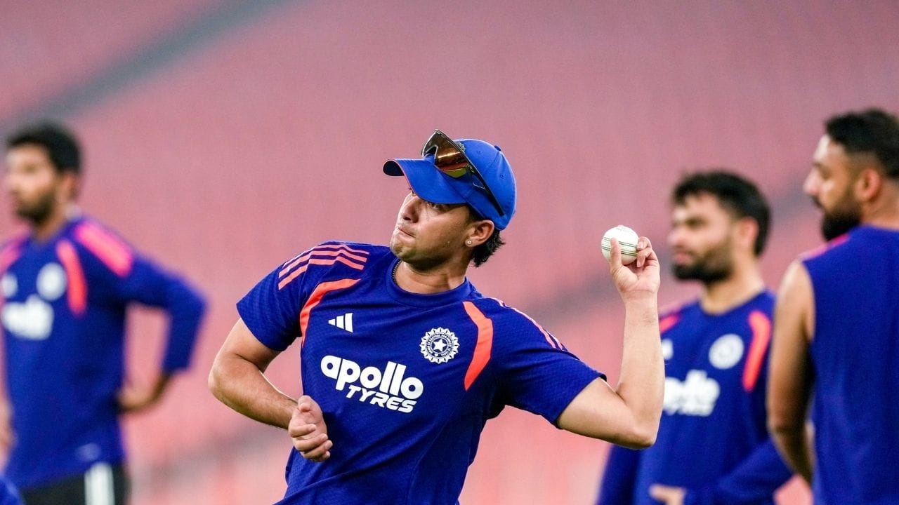 டி20 உலகக்கோப்பை போட்டிகள் இந்திய அணியின் இளம் நட்சத்திர வீரரான அபிஷேக் சர்மாவிற்கு இதுவரை மிகவும் சவலானா தொடராக இருந்து வருகிறது. உலகின் சிறந்த டி20 பேட்ஸ்மேன்களில் முதலிடத்தில் இருப்பவராக மதிப்பிடப்பட்டுள்ள அவர் இதுவரை ஒரு ரன்கள் கூட எடுக்காமால் தொடர்ந்து 3 போட்டிகளில் டக் அவுட் ஆகி ரசிகர்களிடையே பெரும் அதிர்ச்சியை ஏற்படுத்தியிருக்கிறார்.