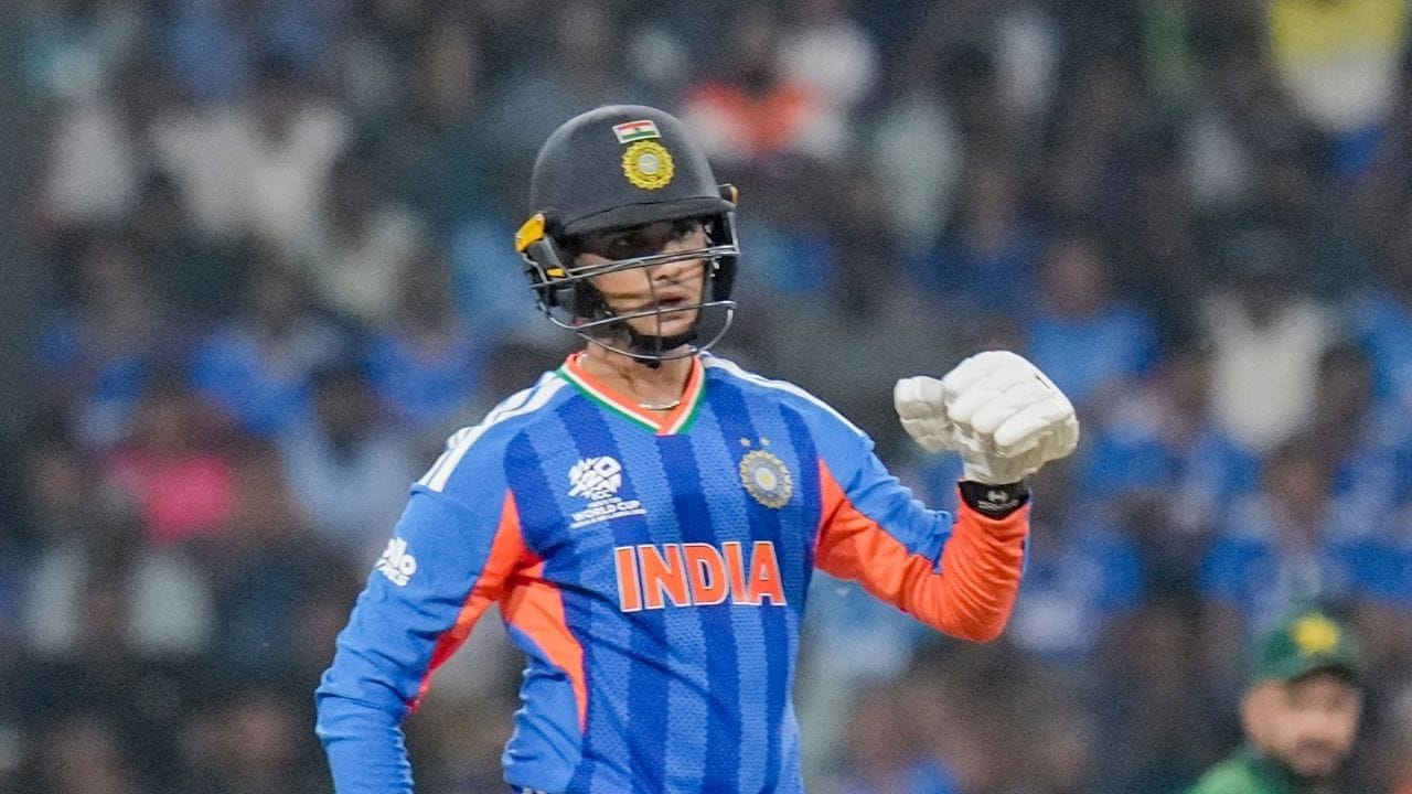 இந்திய அணியின் இளம் அதிரடி தொடக்க வீரர் அபிஷேக் சர்மா இந்த 2026 டி20 உலகக் கோப்பையில் எதிர்பாராத விதமாக மோசமான ஃபார்மில் இருப்பது ரசிகர்களை அதிர்ச்சியடையச் செய்துள்ளது. உலகின் நம்பர் 1 டி20 சர்வதேச பேட்ஸ்மேனாக தொடரில் களம் இறங்கிய அபிஷேக், லீக் சுற்றில் தொடர்ச்சியாக 3 முறை டக் அவுட் ஆனது கவலையை ஏற்படுத்தியுள்ளது.