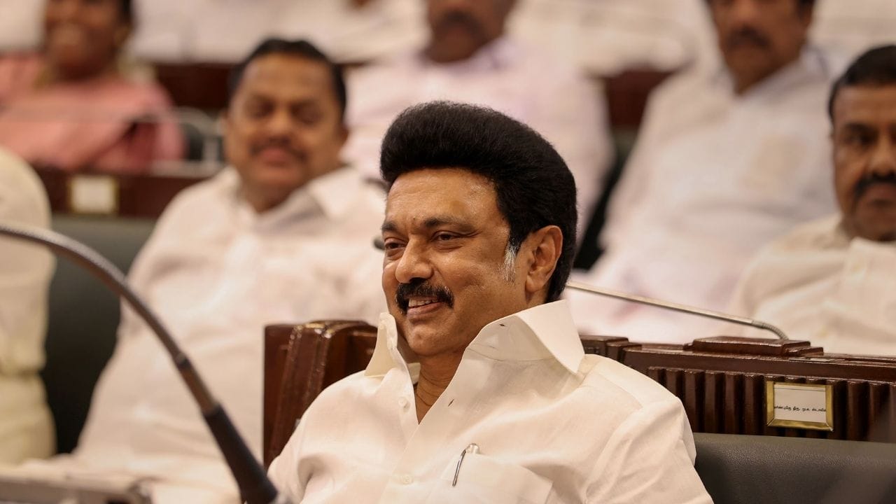 திமுக தரப்பில் 2026 சட்டமன்றத் தேர்தலில் மீண்டும் ஆட்சி அமைப்போம் என்ற நம்பிக்கை வலுவாக உள்ளது. அதிமுகவில் நிலவும் உட்கட்சி பிரச்சினைகளே திமுகவின் வெற்றிக்கு வழிவகுக்கும் என யூகங்கள் வெளியாகியுள்ளன. ஏப்ரல் மாதம் இரண்டாம் வாரத்தில் தேர்தல் நடைபெறலாம் என்ற எதிர்பார்ப்பின் பின்னணியில், அரசியல் களத்தில் யார் அரியணை ஏறுவார்கள் என்ற ஆவல் அதிகரித்துள்ளது.