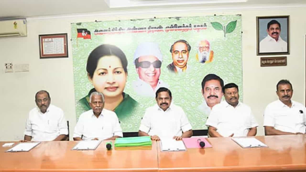 எடப்பாடி பழனிசாமி தலைமையில் கூடிய அதிமுக மாவட்ட செயலாளர்கள் கூட்டம்.. டிஜிட்டல் பிரச்சாரம் குறித்து முக்கிய ஆலோசனை..