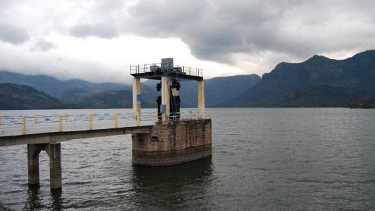 அங்கு, உரும்பிக் கொண்டு பயமுறுத்தும் புலியை பார்க்கும் போது, நமது அடி வயிற்றில் கண்டிப்பாக புளியை கரைக்கும் என்பதில் சிறிதளவும் ஐயமில்லை. இந்தப் பகுதியானது கேரளா மாநில எல்லையில் அமைந்துள்ளதால் குளிர்ச்சியான சூழலுடன் ரம்யமாக அமைந்திருக்கும். காலை 7 மணி முதல் மாலை 4:30 மணி வரை மட்டுமே அனுமதி வழங்கப்படுகிறது. மேலும், தமிழக வனத் துறை சார்பில் காட்டின் உள்ளே தங்குவதற்கு காட்டேஜ்கள் மற்றும் ட்ரீ ஹவுஸ்கள் அமைக்கப்பட்டுள்ளன.