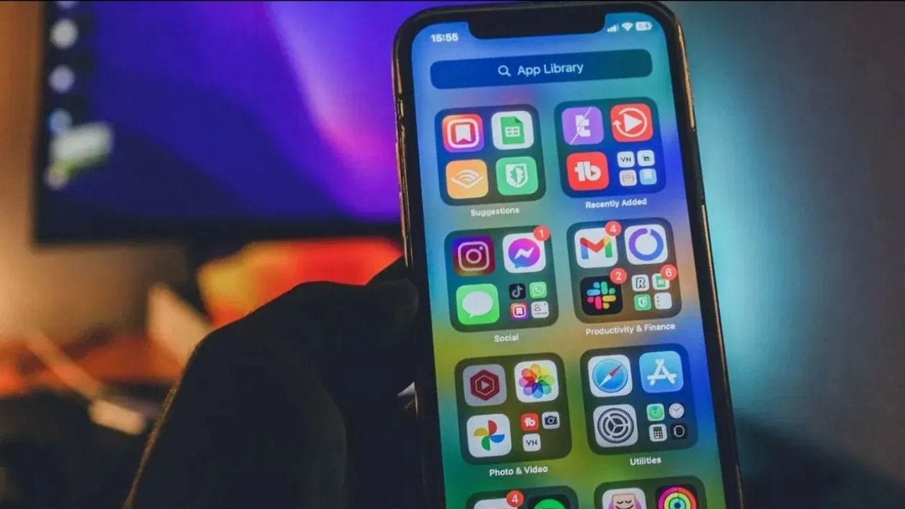 செயலிகள் மூலம் நமது டேட்டா மூன்றாம் தரப்பு நிறுவனங்களுக்கு செல்கிறது. அங்கு, விளம்பரங்களை வழங்குவது முதல் அனைத்திற்கும் இது பயன்படுத்தப்படுகிறது. இந்த மூன்று வகையான செயலிகளை பயன்படுத்தினால், உங்கள் டேட்டா முற்றிலும் பாதுகாப்பாக இருக்காது என்று நிபுணர்கள் கூறுகிறார்கள்.
