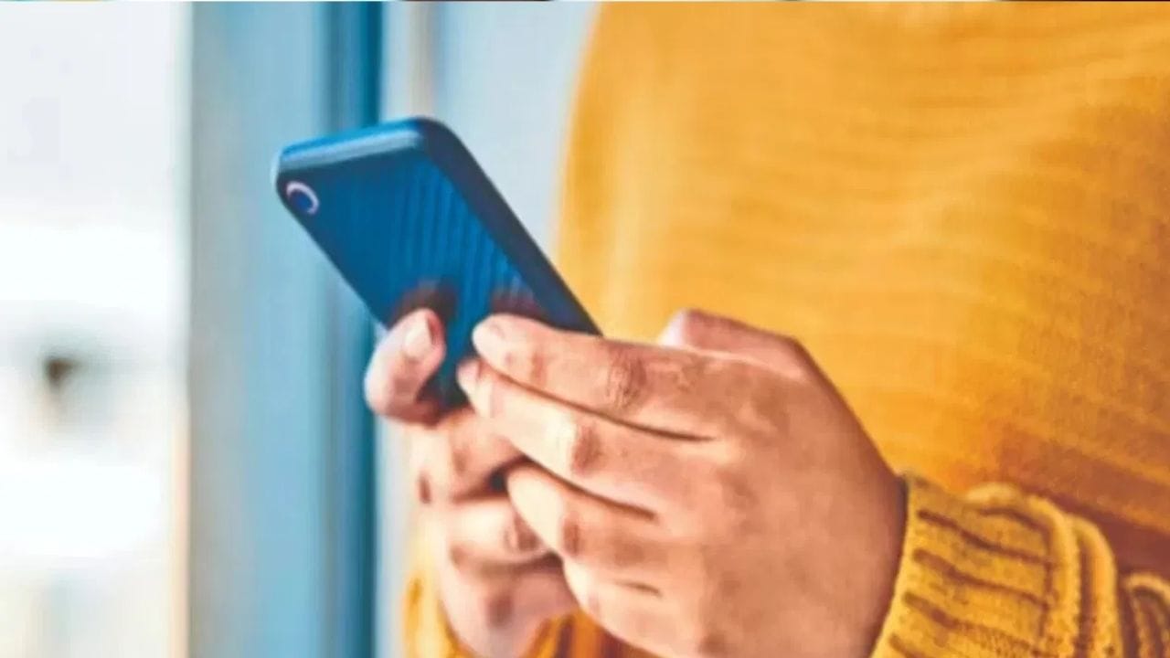 ஃபிளாஷ்லைட், கிளீனர் மற்றும் பூஸ்டர் போன்ற ஆப்ஸ்களும் கவலைக்குரியவை. இன்று பெரும்பாலான ஸ்மார்ட்போன்கள் ஃபிளாஷ்லைட்டுடன் வருகின்றன. இருப்பினும், பல பயனர்கள் அத்தகைய ஆப்ஸை தனித்தனியாக பதிவிறக்கம் செய்கிறார்கள். ஒரு எளிய ஃபிளாஷ்லைட் அல்லது போன் கிளீனர் ஆப்ஸுக்கு இடம், சேமிப்பு மற்றும் இணைய அணுகல் போன்ற அனுமதிகளை கேட்கின்றன. இந்த செயலிகள் ஸ்மார்ட்போனை சுத்தம் செய்வதற்கு முன்பு பயனர்களின் டேட்டாவை கண்காணிப்பதில் கவனம் செலுத்துவதாக நிபுணர்கள்  எச்சரிக்கின்றனர்.