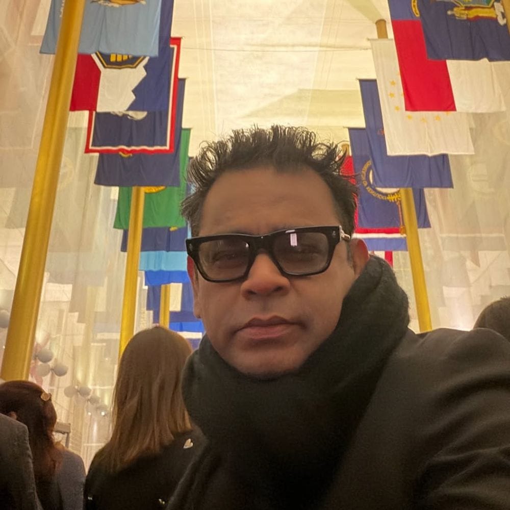 கோலிவுட் சினிமாவின் மூலம் இசையமைப்பாளராக நுழைந்தவர் ஏ.ஆர்.ரஹ்மான். இவர் இயக்குநர் மணிரத்னம் இயக்கத்தில் கடந்த 1992ம் ஆண்டில் வெளியான ரோஜா என்ற படத்தின் மூலம் இசையமைப்பாளராக அறிமுகம் செய்யப்பட்டார். அந்த விதத்தில் இன்றுவரையிலும் மணி ரத்னத்தின் திரைப்படங்களுக்கு தொடர்ந்து இசையமைத்துவருகிறார். 