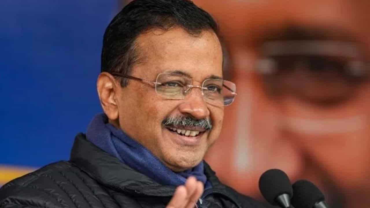 மதுபானக் கொள்கை வழக்கில் கெஜ்ரிவால்,  மணீஷ் சிசோடியா விடுவிப்பு.. கண்ணீர் விட்டு அழுத கெஜ்ரிவால்!