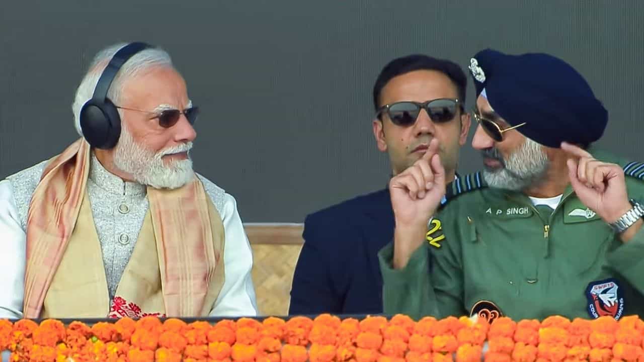 அசாமில் வரலாற்று சிறப்புமிக்க தரையிறக்கம்.. வடகிழக்கின் முதல் ELF-இல் பிரதமர் மோடி