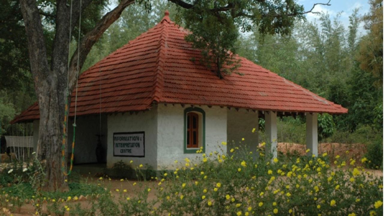 இதனால், இந்த சுற்றுலா தலம் ஒரு திரில்லிங்கான அனுபவத்தை நமக்கு தரும் என்பதில் சிறிதளவும் சந்தேகமில்லை. இந்த பகுதிக்கு வந்துவிட்டு குளிக்காமல் சென்றால் எப்படி. இதற்காகவே இந்த பகுதியில் ஏராளமான நீர்வீழ்ச்சிகள் உள்ளன. அந்த அருவிகளுக்கு சுற்றுலா வழிகாட்டி மூலம் சென்று பாதுகாப்பான முறையில் நீராடி விட்டு வரலாம். இந்த பகுதியில் தங்கியிருந்து சுற்றி பார்க்க விரும்பினால், வனத்துறை சார்பில் கட்டப்பட்டுள்ள தங்கும் விடுதிகளில் முகாமிட்டு இந்த பகுதியை திகைக்க திகைக்க சுற்றிப் பார்க்கலாம்.