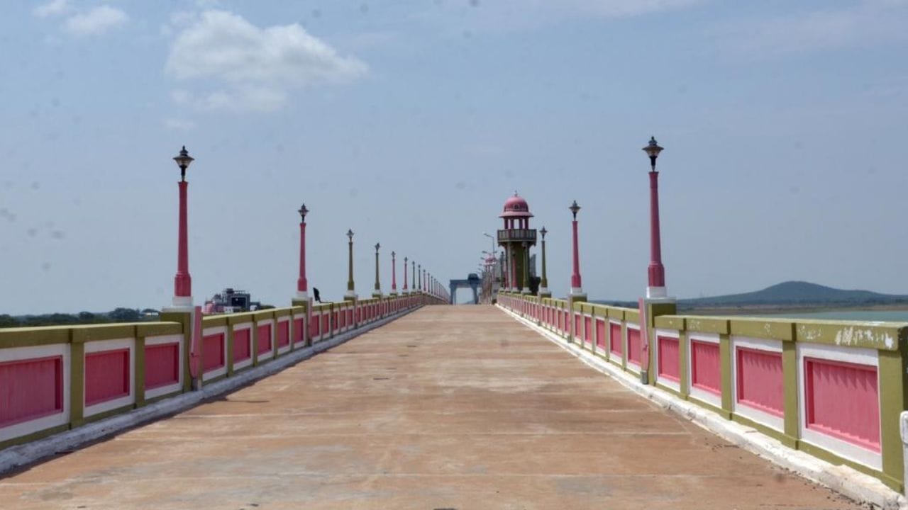 தமிழகத்தில் சுற்றி பார்ப்பதற்கு பல்வேறு சுற்றுலா தலங்கள் உள்ளன. இதில், சிறந்த சுற்றுலாத் தலங்களில் ஒன்றாக விளங்கி வருவது ஈரோடு மாவட்டத்தில் அமைந்துள்ள திம்பம் மலைப்பகுதியாகும். தமிழகம் - கர்நாடகம் மாநில எல்லையில் அமைந்துள்ள இந்த திம்பம் மலையானது மேற்கு தொடர்ச்சி மலை தொடரில் அமைந்துள்ளது. கடல் மட்டத்தில் இருந்து சுமார் 1,100 மீட்டர் உயரத்தில் அமைந்துள்ள இந்த மலையில் எந்த காலத்திலும் குளிர்ச்சியான சீதோஷ்ண நிலை காணப்படும். இதனால், இங்கு சுற்றுலா செல்வதற்கு ஏற்ற இடம் ஆகும்.