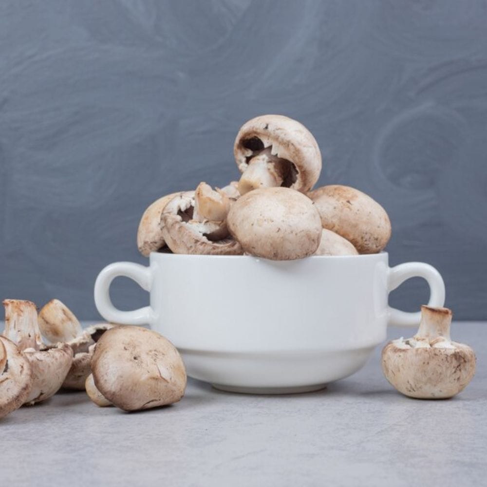 பலவீனமான நோயெதிர்ப்பு அமைப்பு உள்ளவர்களுக்கு காளான்களால் ஒவ்வாமை ஏற்படுவதற்கான வாய்ப்புகள் அதிகம், இதன் விளைவாக அரிப்பு, வீக்கம், மூக்கில் நீர் வடிதல் மற்றும் சுவாசிப்பதில் சிரமம் போன்ற பல்வேறு பிரச்சனைகள் ஏற்படலாம்.