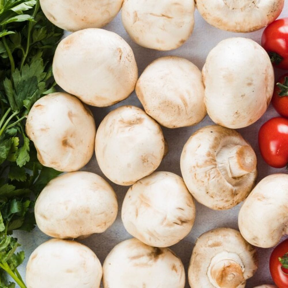 சர்க்கரை நோய் அல்லது பிற நோய்களால் பலவீனமான நோயெதிர்ப்பு அமைப்பு உள்ளவர்களுக்கு காளான்கள் ஒவ்வாமை அல்லது தொற்று அபாயத்தை அதிகரிக்கும். அதேபோல், தோல்களில் பூஞ்சை போன்ற பிரச்சனையை எதிர்கொண்டவர்களுக்கு தவிர்ப்பது நல்லது.