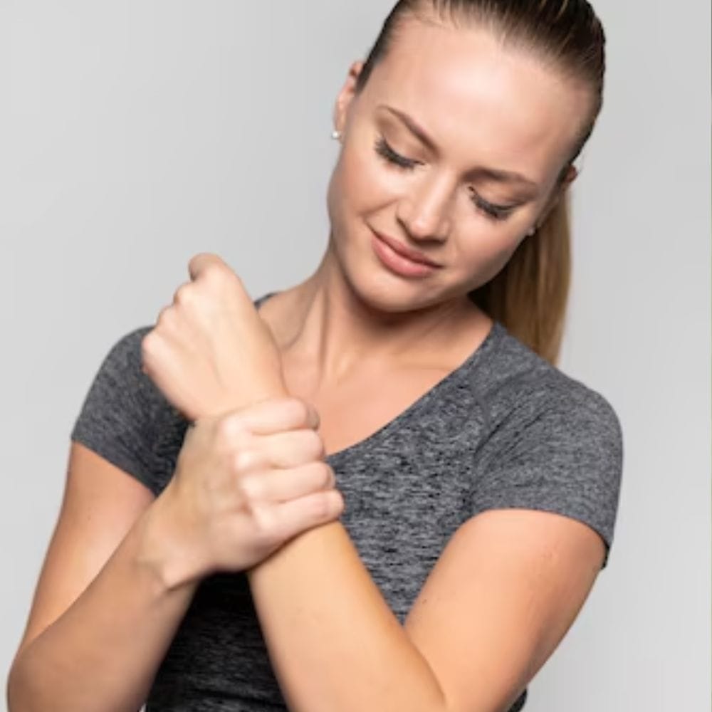 குளிர்காலத்தில் வைட்டமின் டி குறைபாட்டிற்கு பல காரணங்கள் இருக்கலாம். வெயிலில் குறைவாக நேரம் செலவிடுவது அல்லது வெளியே செல்லாமல் இருப்பது, குளிர் காரணமாக நீண்ட நேரம் வீட்டிற்குள் இருப்பது, முழு உடலையும் மறைக்கும் ஆடைகளை அணிவது, வைட்டமின் டி நிறைந்த உணவுகளை உணவில் உட்கொள்ளாமல் இருப்பது அல்லது வயதாகும்போது உடல் குறைவான வைட்டமின் டி உற்பத்தி செய்வது போன்றவை காரணங்களாக இருக்கலாம்.