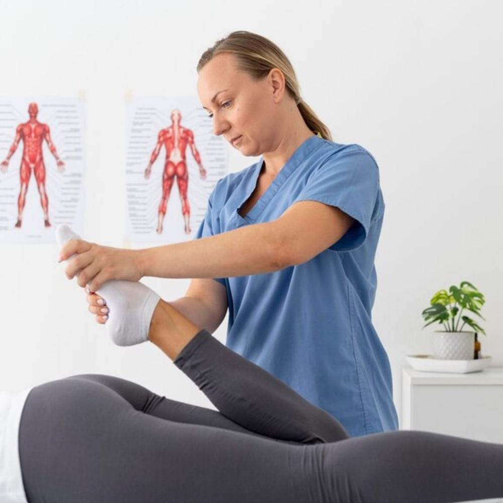 வைட்டமின் டி குறைபாடு நீண்ட காலம் நீடித்தால், இந்த அறிகுறிகள் தோன்றக்கூடும். எலும்புகள், இடுப்பு, மூட்டு வலி, கைகள், கால்களில் பலவீனம், சோர்வு, அடிக்கடி சளி, இருமல் அல்லது நோய்கள், மனநிலை மனச்சோர்வு அல்லது எரிச்சல். இந்த அறிகுறிகளை புறக்கணிக்காதீர்கள். ஏனெனில் இவை எலும்புகள் மற்றும் உடலின் ஆரோக்கியத்திற்கான எச்சரிக்கைகள் என்பதை புரிந்துகொள்ள வேண்டும்.