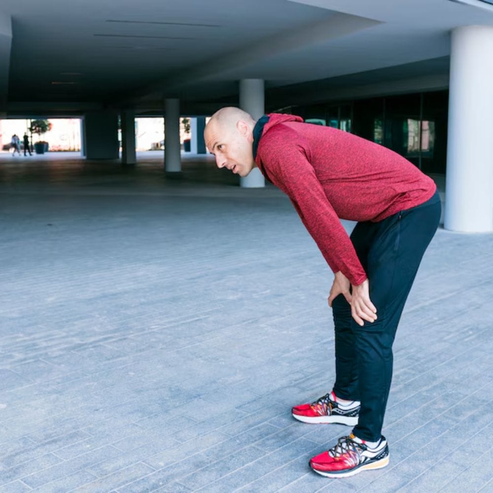 வைட்டமின் டி குறைபாட்டைத் தவிர்க்க, காலை 10 மணி முதல் பிற்பகல் 2 மணி வரை 15-20 நிமிடங்கள் வெயிலில் அமர்ந்திருப்பது நல்லது. சூரியனின் கதிர்கள் முகம், கைகள் மற்றும் கால்களில் நேரடியாகப் படுவதை உறுதிப்படுத்திக் கொள்ளுங்கள். முட்டையின் மஞ்சள் கரு, பால், தயிர், காளான்கள், மீன் மற்றும் வைட்டமின் டி செறிவூட்டப்பட்ட பால் ஆகியவற்றை ஆகியவற்றை உங்கள் உணவில் சேர்த்துக் கொள்ளுங்கள்.