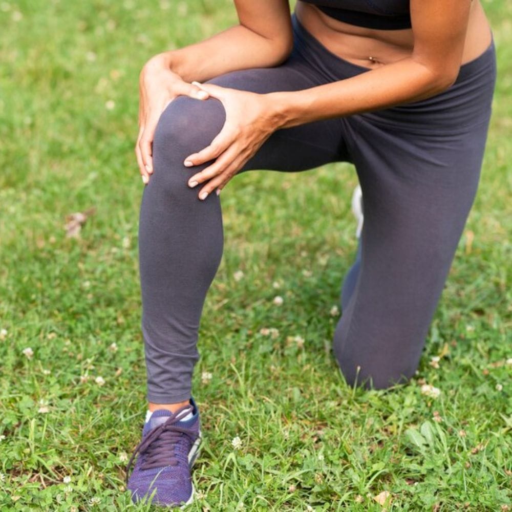 வைட்டமின் டி பெரும்பாலும் சூரிய ஒளி வைட்டமின் என்று அழைக்கப்படுகிறது, ஏனெனில் இது சூரிய ஒளி மூலம் உடலில் உற்பத்தி செய்யப்படுகிறது. குளிர்காலத்தில், சூரிய ஒளி குறைவாக இருக்கும். கூடுதலாக, மக்கள் குளிரில் இருந்து தங்களைப் பாதுகாத்துக் கொள்ள அடர்த்தியான ஆடைகளை அணிவார்கள். இது சருமத்திற்கு போதுமான சூரிய ஒளியை வழங்காது. உடலில் வைட்டமின் டி அளவு மெதுவாகக் குறையத் தொடங்குகிறது.