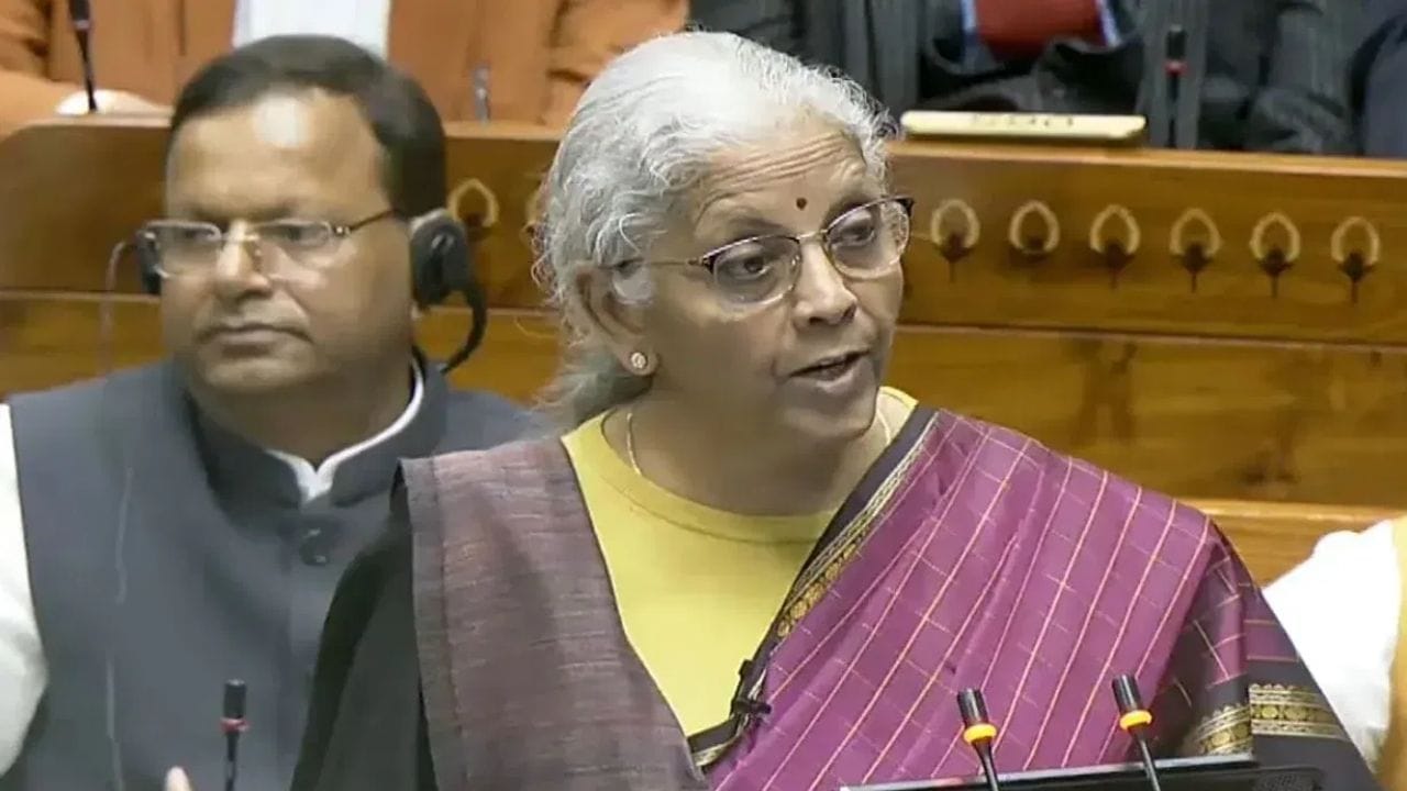 மேலும், மத்திய நிதியமைச்சர் நிர்மலா சீதாராமன் புதிய அதிவேக ரயில் வழித்தடங்கள் குறித்து முக்கிய அறிவிப்பை வெளியிட்டார். நிதியமைச்சர் ஹைதராபாத் - சென்னை, சென்னை - பெங்களூரு, ஹைதராபாத் - புனே மற்றும் ஹைதராபாத் - பெங்களூரு அதிவேக ரயில் வழித்தடங்களை அறிவித்தார்.