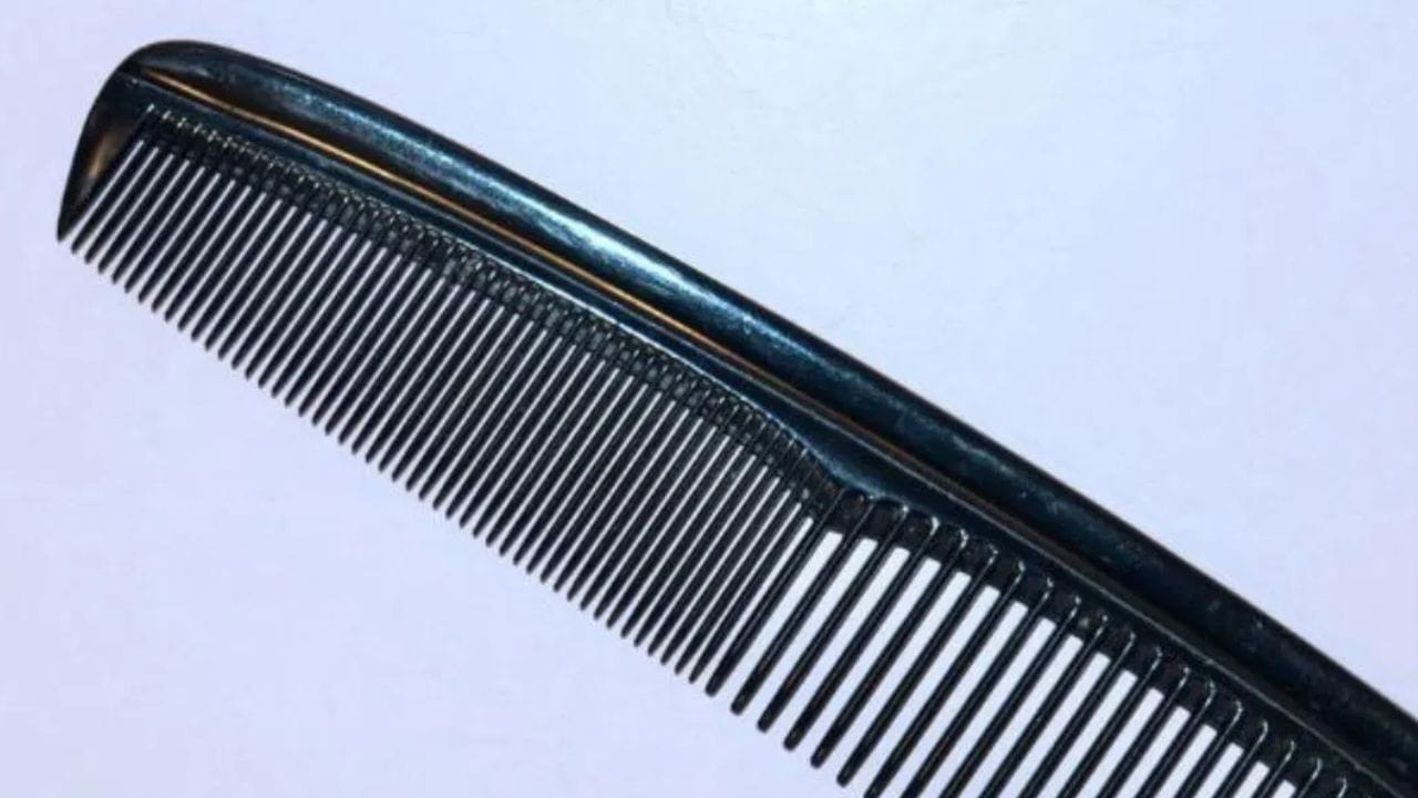 தினமும் ஒரே சீப்பைப் பயன்படுத்துவதால் அது மிகவும் அழுக்காகிவிடும். இருப்பினும், மக்கள் பெரும்பாலும் அது குறிப்பாக அழுக்காகும்போது மட்டுமே அதைக் கழுவுகிறார்கள். இருப்பினும், இதைச் செய்யக்கூடாது. சீப்பை தினமும் கழுவ வேண்டும். இது சீப்பிலிருந்து எந்த அழுக்கு மற்றும் அழுக்கையும் நீக்கி, உச்சந்தலையில் தொற்று ஏற்படும் அபாயத்தைத் தடுக்கிறது.