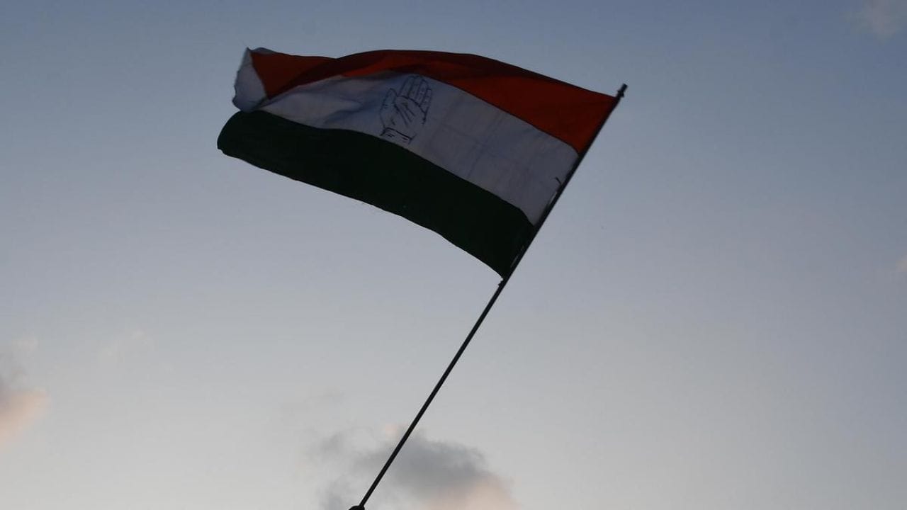 அதிகார பகிர்வு அவசியம். ஆட்சியில் பங்கு கேட்பது எங்களது உரிமை. மக்கள் தீர்மானிப்பார்கள் என்று குறிப்பிட்டுள்ளார். திமுக- காங்கிரஸ் கூட்டணி பேச்சு வார்த்தை மற்றும் தொகுதி பங்கீடு ஆகியவை குறித்து பொதுவெளியில் பேசக்கூடாது என்று காங்கிரஸ் தலைமை அந்த கட்சியினருக்கு அறிவுறுத்தல்கள் வழங்கப்பட்டிருந்தது. ஆனால், தலைமை உத்தரவை மீறி மாணிக்கம் தாகூர் எம். பி. சமூக வலைதளங்களில் தனது கருத்தை பதிவிட்டு வருவது அரசியல் வட்டாரத்தில் மீண்டும் பரபரப்பை கிளப்பி உள்ளது.