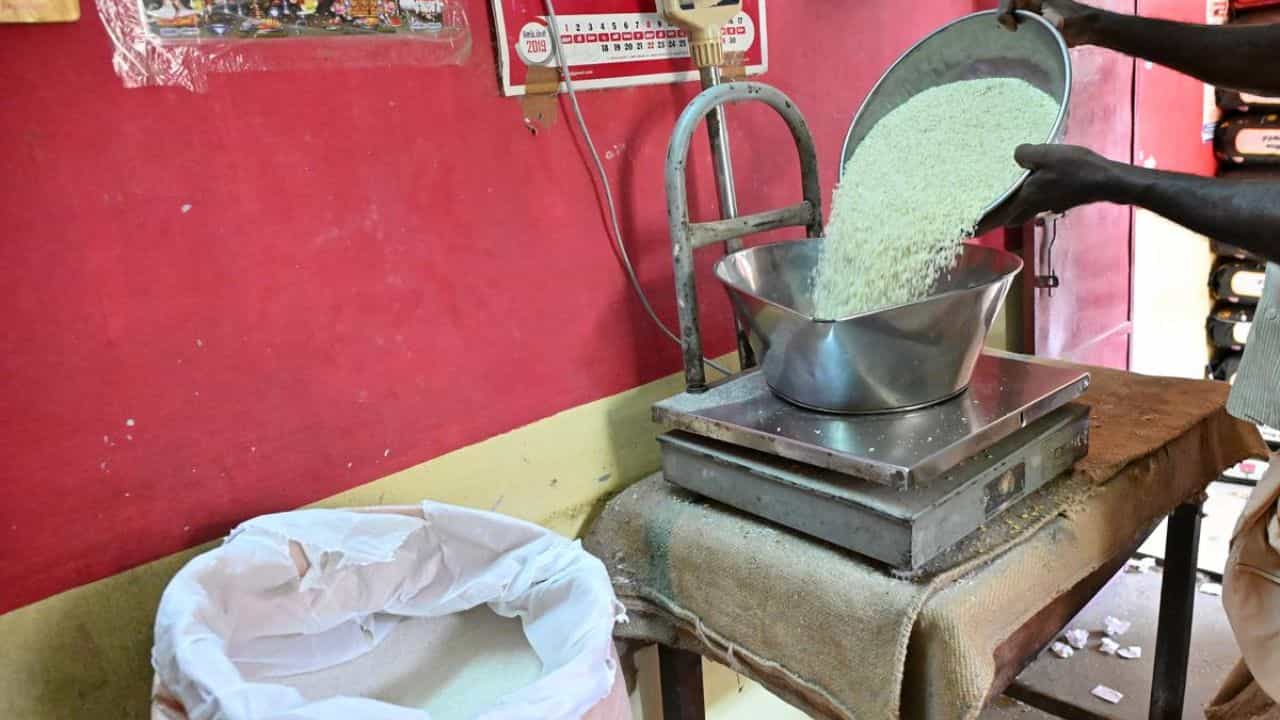 ரேஷன் கடைகளில் அரிசி மூட்டை மூலம் நூதன முறைகேடு? கடிவாளம் இட்ட கூட்டுறவு பதிவாளர்!