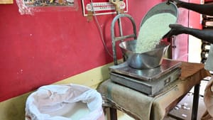 ரேஷன் கடைகளில் அரிசி மூட்டை மூலம் நூதன முறைகேடு? கடிவாளம் இட்ட கூட்டுறவு பதிவாளர்! ரேஷன் கடைகளில் அரிசி மூட்டை மூலம் நூதன முறைகேடு? கடிவாளம் இட்ட கூட்டுறவு பதிவாளர்!