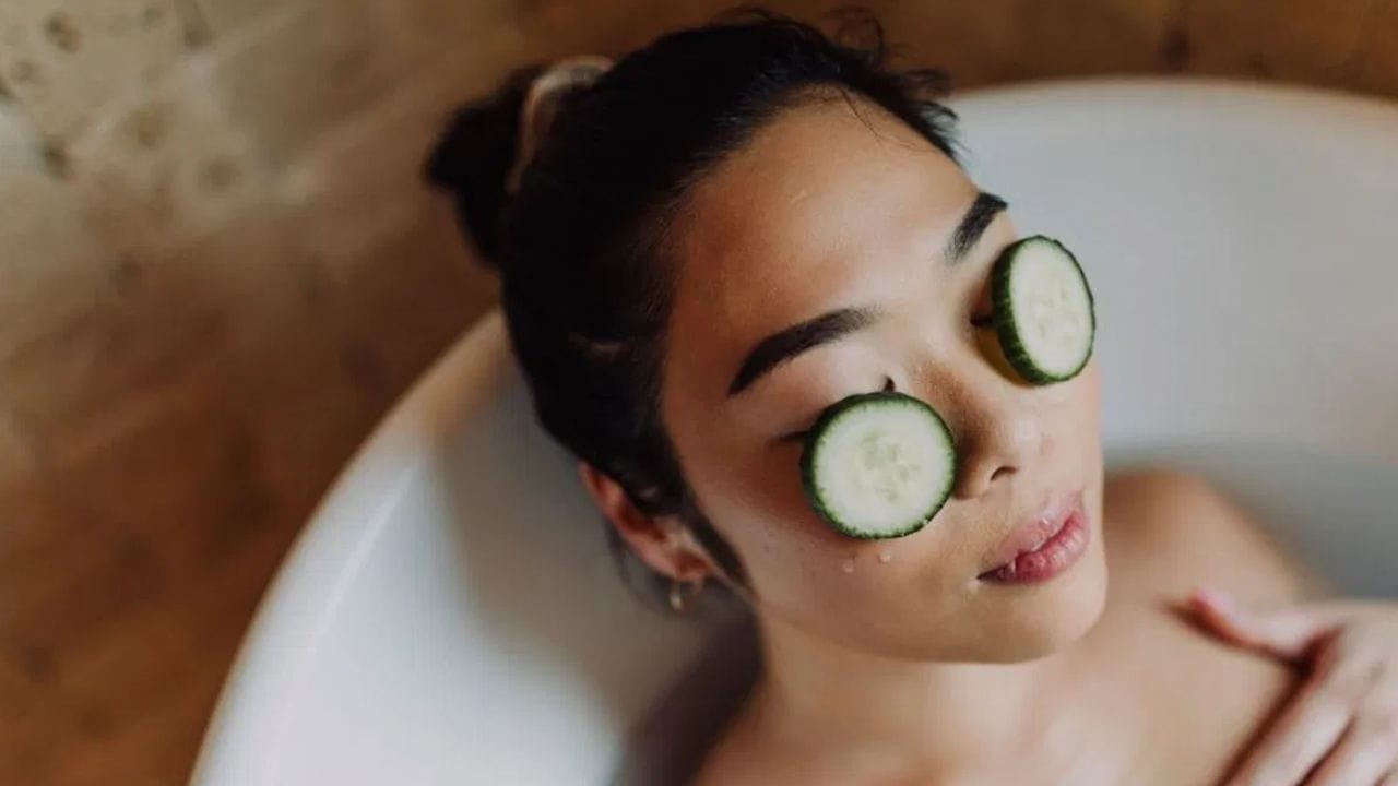 நீண்ட நாள் கழித்தும் உங்கள் கண்களுக்கு போதுமான ஓய்வு கிடைக்கவில்லை என்றால், அது கருவளையங்களுக்கு வழிவகுக்கும். ஒரு எளிய தீர்வு குளிரான பொருட்கள். நீங்கள் வெட்டிய வெள்ளரிக்காய் போன்ற இயற்கை பொருட்களைப் பயன்படுத்தி உங்கள் கண்களில் வைக்கலாம், அல்லது வெள்ளரி சாற்றில் இருந்து ஐஸ் கட்டிகளை உருவாக்கி, அவற்றை ஒரு துணியில் சுற்றி, உங்கள் கண்களில் தடவலாம். மாற்றாக, நீங்கள் ஒரு ஜெல் கண் முகமூடியைப் பயன்படுத்தலாம், இது மிகவும் வசதியானது.