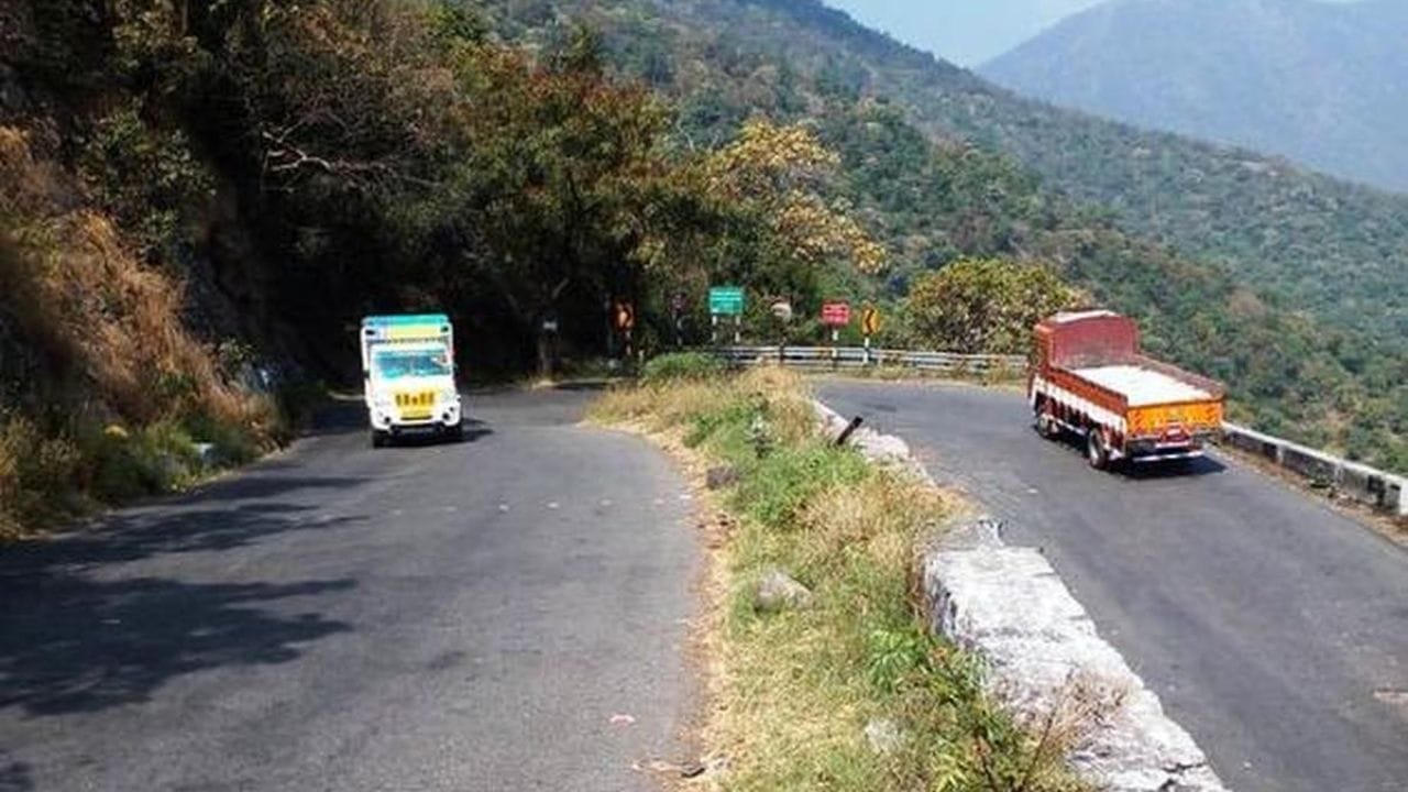 அந்த அணையை ஒட்டிய சாலையில் இயற்கையோடு பேசிக்கொண்டு கைகளை வீசியவாறு நடைபயணமும் மேற்கொள்ளலாம். அப்போது, நம்மை தாலாட்டும் வகையில் வீசும் அப்பழுக்கற்ற தூய்மையான தென்றல் காற்று நம் தேகத்தை தழுவி செல்லும். அப்படியே சற்று அண்ணாந்து பார்த்தால் ஆகாயத்தை தொடும் அளவுக்கு மேற்கு தொடர்ச்சி மலை அணிவகுத்து அமைந்திருக்கும். அந்த மேற்கு தொடர்ச்சி மலையை மேகக் கூட்டங்கள் உரசி செல்லும் காட்சிகள் கண்டிப்பாக நாம் கண்களுக்கு விருந்தாக அமையும். இவற்றையெல்லாம் சுற்றி பார்த்துவிட்டு அடுத்ததாக 27 கொண்டை ஊசி வளைவுகளுடன் நமக்காக காத்திருக்கும் திம்பம் மலை பகுதிக்கு செல்ல வேண்டும்.