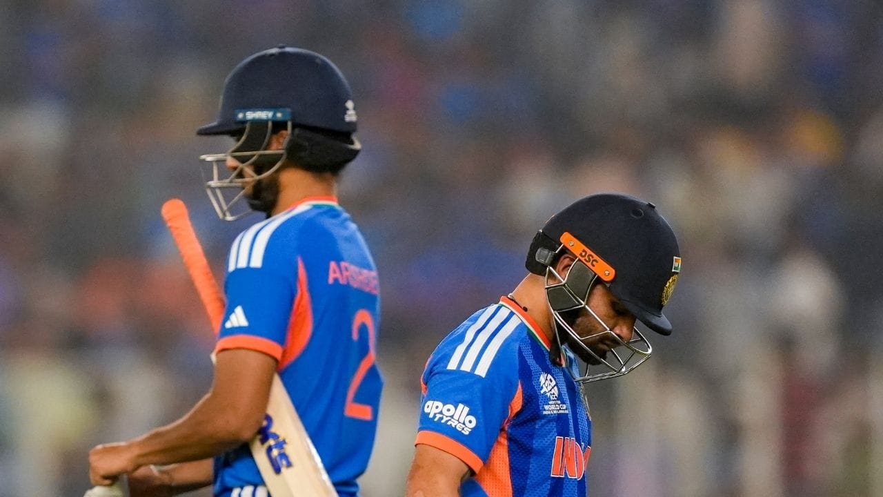 டி20 உலகக்கோப்பை தொடரில் இந்திய அணியின் டாப் ஆர்டர்கள்  மோசமான நிலையில் உள்ளது. பல போட்டிகளில் ஆரம்ப கட்டங்களிலேயே விக்கெட்டுகள் விரைவாக விழுந்ததால் நடுவரிசை வீரர்கள் தொடர்ந்து அழுத்தத்தில் விளையாட வேண்டிய சூழல் ஏற்பட்டுள்ளது. இதன் விளைவாக, இந்த உலகக்கோப்பை தொடரில் அதிக முறை,  ரன் எடுக்காமல் விக்கெட்டை பறிகொடுத்த அணியாக இந்தியா மோசமான சாதனையை பதிவு செய்துள்ளது.