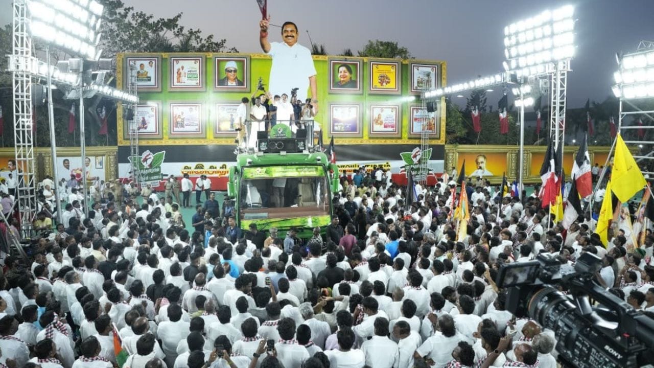 திமுக ஆட்சியில் ரூ.190, நல்லெண்ணெய் ஒரு லிட்டர் அதிமுக ஆட்சியில் ரூ.250, திமுக ஆட்சியில் ரூ.400, துவரம் பருப்பு ஒரு கிலோ அதிமுக ஆட்சியில் ரூ.74, திமுக ஆட்சியில் ரூ.130, உளுந்தம் பருப்பு ஒரு கிலோ அதிமுக ஆட்சியில் ரூ.79, திமுக ஆட்சியில் ரூ.120ஆக எல்லா விலையும் உயர்ந்துவிட்டது.
விலைவாசியை கட்டுப்படுத்த திமுக அரசு முயலவில்லை. ஏழை நடுத்தர மக்கள் பாதிப்பு பற்றி சிந்திக்க நேரமில்லை.