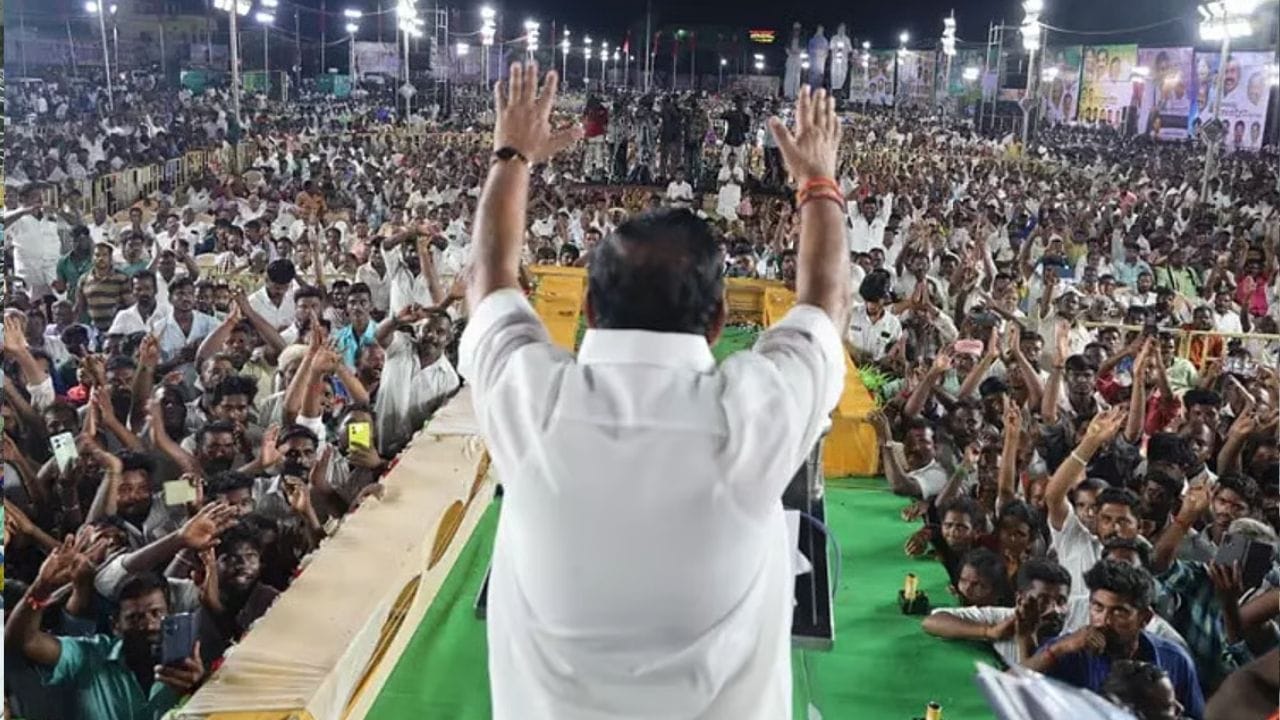 இனி ஏழை மக்கள் வீடு கட்டவே முடியாத அளவுக்கு உயர்ந்துவிட்டது. ஜல்லி மணலில் வேண்டுமானால் வீடு கட்டலாம். சிமெண்ட் பேஸ்பி, கம்பி எல்லாவற்றிலும் கமிஷன் இதனால் மக்களுக்குத்தான் பாதிப்பு. மின்கட்டணம் அதிமுக ஆட்சியில் எவ்வளவு திமுக ஆட்சியில் எவ்வளவு, 57% உயர்வு, வீட்டு வரி 100%, கடை வரி 150% உயர்வு, ஆண்டுக்கு 6% உயரும். வரி மேல் வரி போடும் அரசு தொடர வேண்டுமா? என்றும் அவர் கேள்வி எழுப்பினார்.