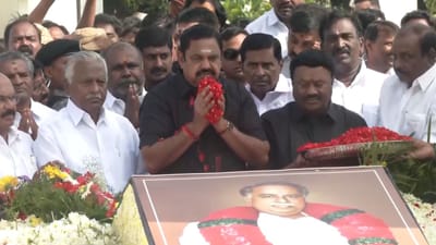 அண்ணா நினைவிடத்தில் மலர் தூவி மரியாதை செலுத்திய இபிஎஸ்!