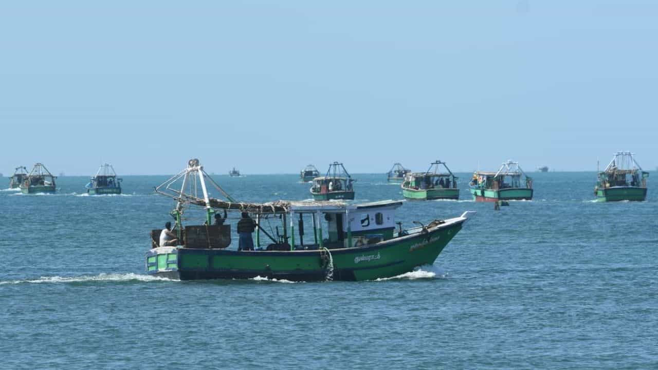 இலங்கை கடற்படை தொடர் அத்துமீறல்.. நடுக்கடலில் மீன்பிடித்த 12 மீனவர்கள் கைது.. இதற்கு ஒரு END-ஏ கிடையாதா?