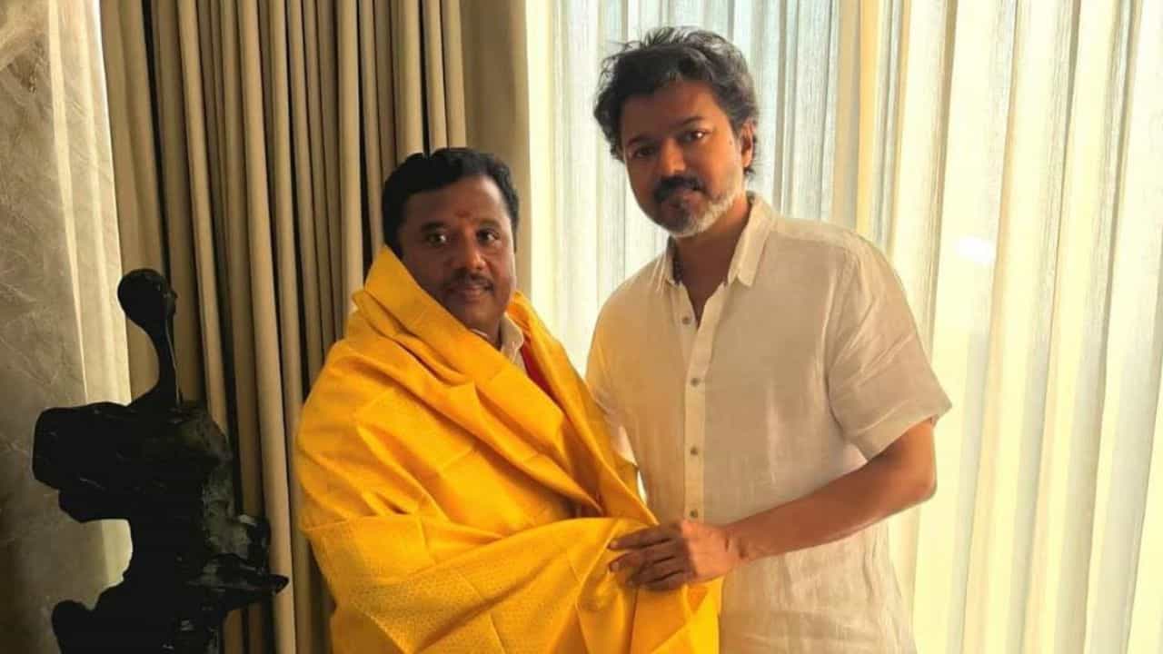 தவெகவில் இணைந்த அதிமுக முன்னாள் எம்எல்ஏ...பொன்னாடை போர்த்தி வரவேற்ற விஜய்!