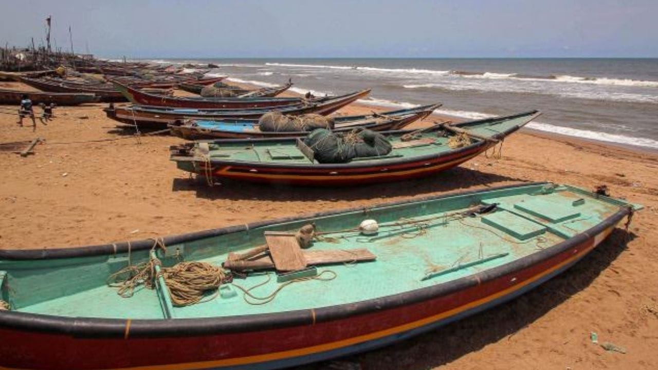 தென்தமிழக கடலோரப்பகுதிகள், மன்னார் வளைகுடா மற்றும் குமரிக்கடல் பகுதிகளில் சூறாவளிக்காற்று  மணிக்கு 45 முதல் 55 கிலோ மீட்டர் வேகத்திலும் இடையிடையே 65 கிலோ மீட்டர் வேகத்திலும் வீசக்கூடும். மேற்குறிப்பிட்ட நாட்களில் மீனவர்கள் இப்பகுதிகளுக்கு செல்ல வேண்டாமென்று அறிவுறுத்தப்படுகிறார்கள்.